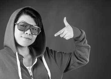 Kendisine işaret eden kadın