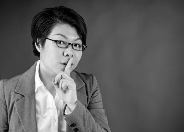 dudaklarında parmak ile sessizlik isteyen kadın