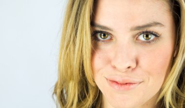 Kameraya bakan kadın. 