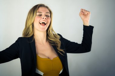 kadın kutluyor başarı