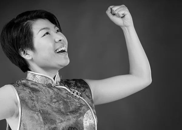 Mulher comemorando o sucesso com punhos para cima — Fotografia de Stock