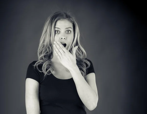 Schockierte Frau bedeckt ihren Mund mit der Hand — Stockfoto