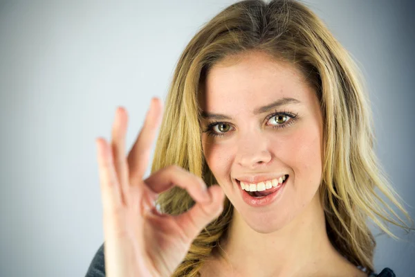 Woman gesturing ok sign — Stock Photo, Image