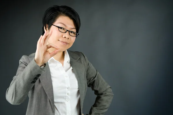 Vrouw gebaren ok teken — Stockfoto
