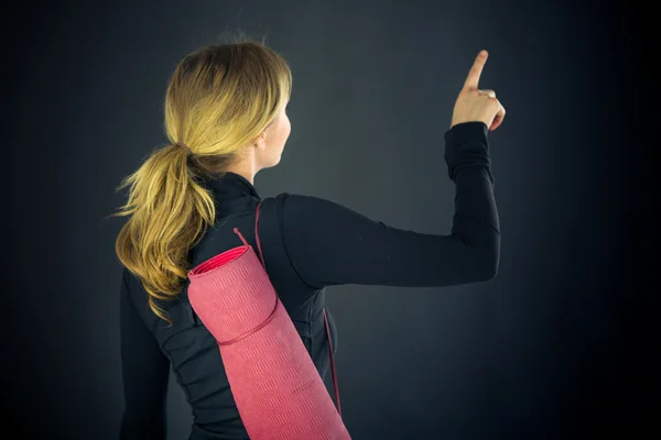 Woman wijzend terug — Stockfoto