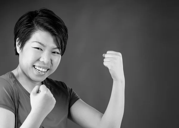 Mulher comemorando o sucesso com punhos para cima — Fotografia de Stock