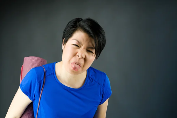 舌を突き出て女性 — ストック写真