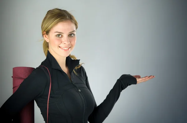 Vrouw kopie ruimte presenteren met hand — Stockfoto