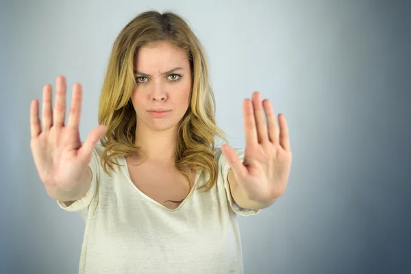 Segno di stop gestuale donna con le mani — Foto Stock