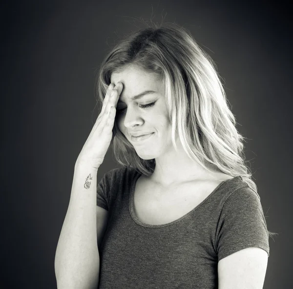 Kadın şaşkın baş ağrısı acı — Stok fotoğraf