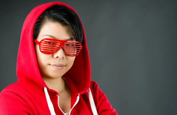 Zelfverzekerde vrouw op zoek naar camera — Stockfoto