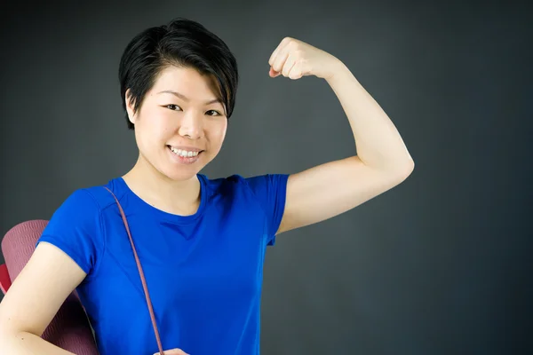 Vrouw met arm curl — Stockfoto