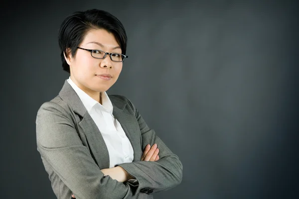 Confident woman looking at camera — Stock Photo, Image