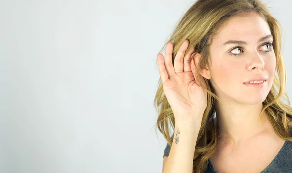 Vrouw luisteren en aandacht — Stockfoto