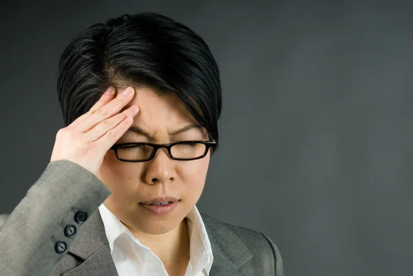 Woman suffering from confused headache — Stock Photo, Image