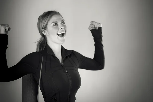 Femme célébrant le succès avec les poings levés — Photo