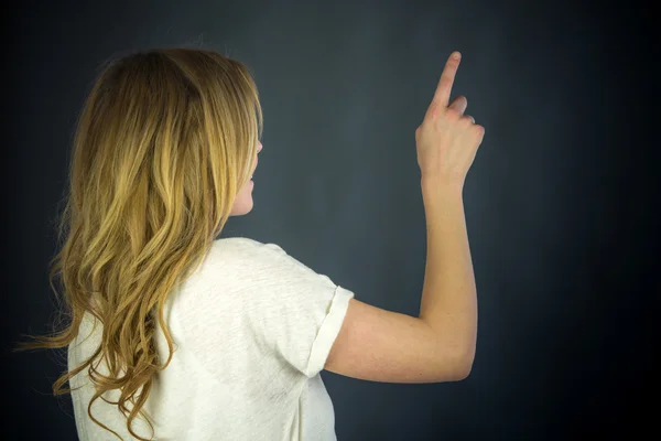 Frau zeigt mit dem Finger zurück — Stockfoto