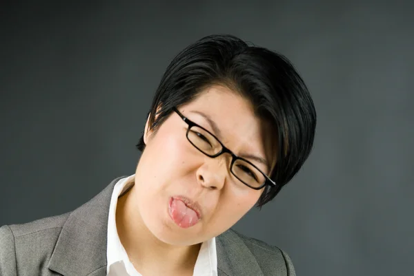 Mujer sacando la lengua — Foto de Stock