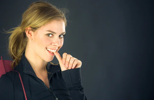 Mujer nerviosa mordiendo las uñas de los dedos — Foto de Stock