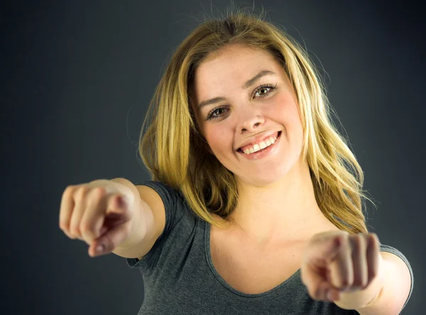 Kameraya bakarak ve parmakları ile işaret kadın