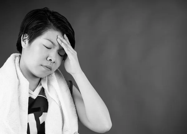 Mulher que sofre de dor de cabeça confusa — Fotografia de Stock