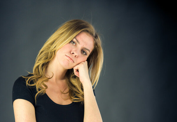 Женщина скучает и расстроена
