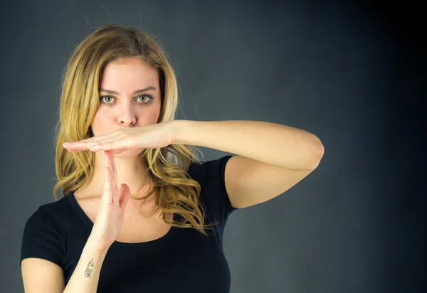 Женщина жест брейк-знак с руками — стоковое фото