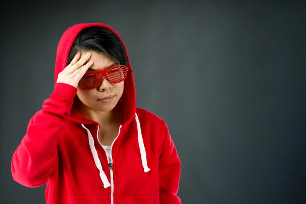 Woman suffering from confused headache — Stock Photo, Image