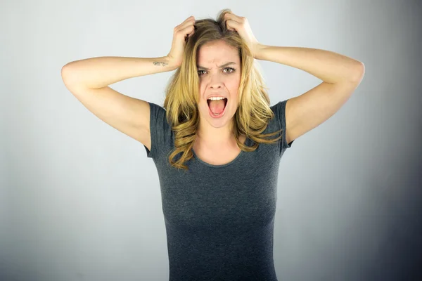 Modello stressato tirando i capelli — Foto Stock