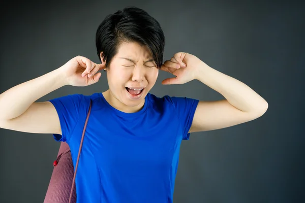 Femme bouchant les oreilles avec les doigts — Photo