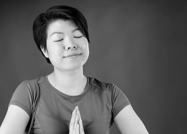 Mujer rezando y deseando — Foto de Stock