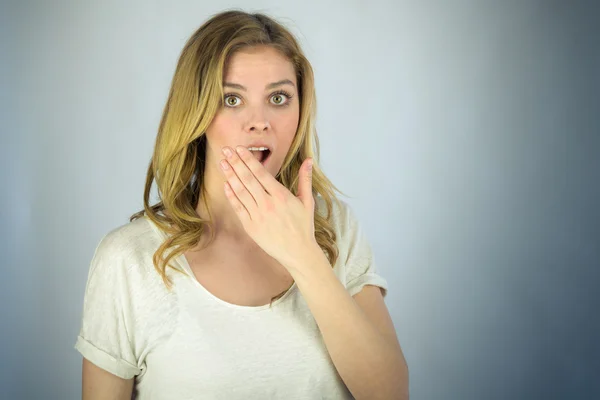 Chockad kvinna som täcker hennes mun för hand — Stockfoto