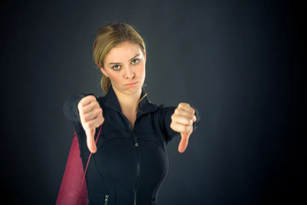 Donna gesticolando pollice verso il basso segno — Foto Stock