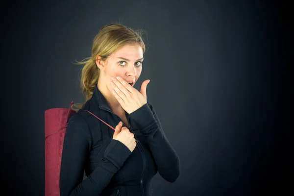 Mujer conmocionada cubriéndose la boca a mano — Foto de Stock