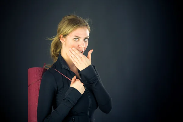 Geschokt vrouw die betrekking hebben op haar mond met de hand — Stockfoto