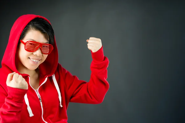 Vrouw vieren van succes met vuisten omhoog — Stockfoto