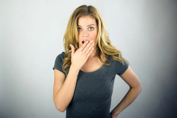 Σοκαρισμένος γυναίκα που καλύπτουν το στόμα με το χέρι — Φωτογραφία Αρχείου