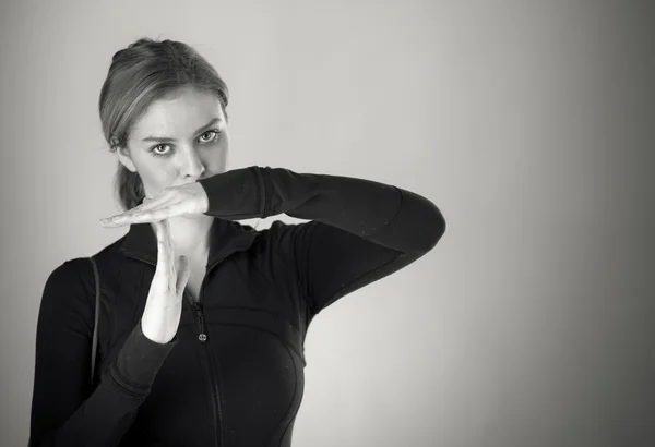 Kvinnan gester paus tecken med händer — Stockfoto