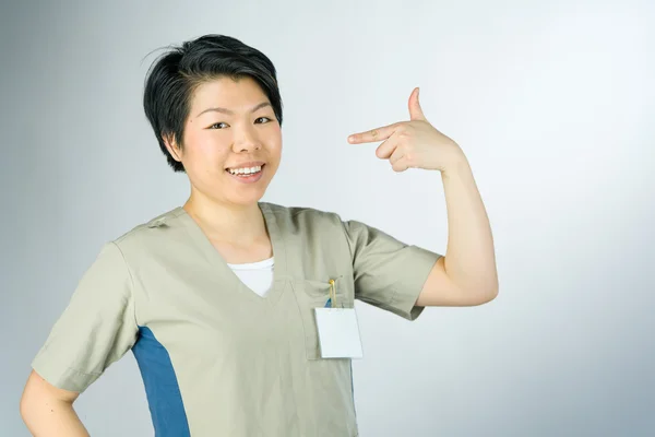 Frau zeigt auf sich selbst — Stockfoto