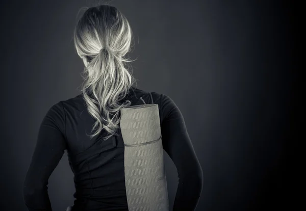 Aantrekkelijke vrouw met handen op de heupen — Stockfoto