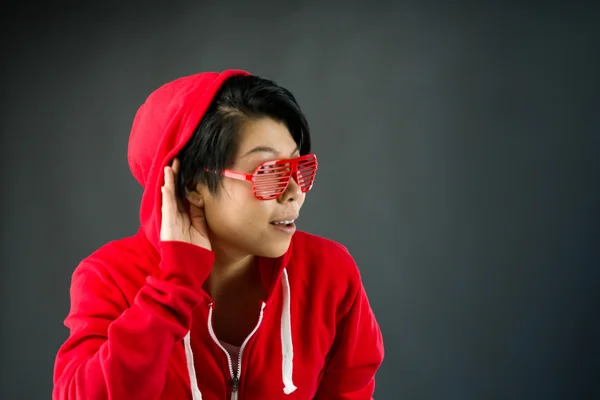 Vrouw luisteren en aandacht — Stockfoto