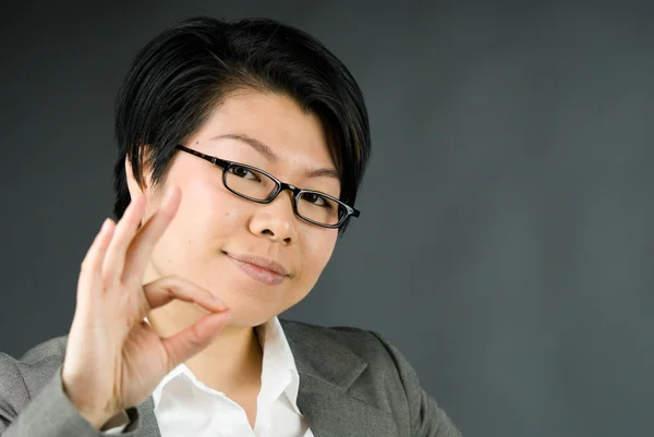 Vrouw gebaren ok teken — Stockfoto