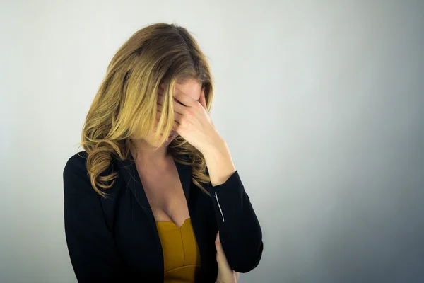 Mujer avergonzada escondiéndose cara en mano —  Fotos de Stock