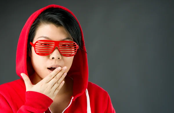 Schockierte Frau bedeckt ihren Mund mit der Hand — Stockfoto