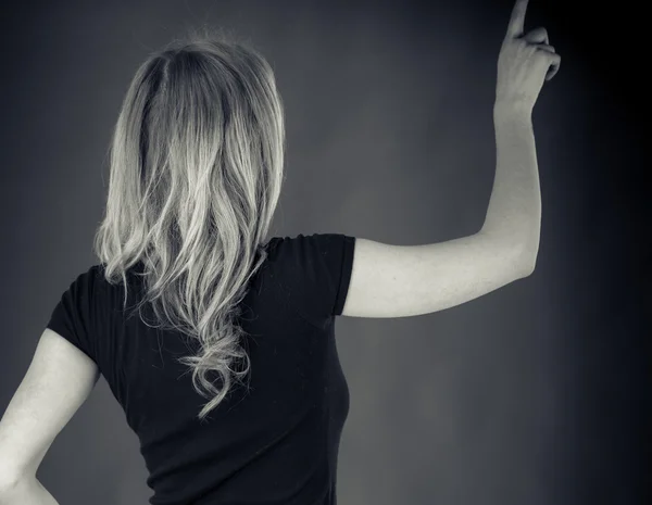 Mujer apuntando hacia atrás —  Fotos de Stock