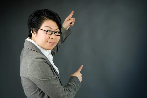 Woman wijzend met vingers — Stockfoto