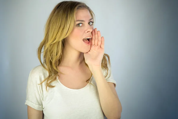 Mujer llamando y gritando —  Fotos de Stock