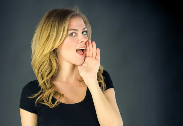 Mujer llamando y gritando — Foto de Stock