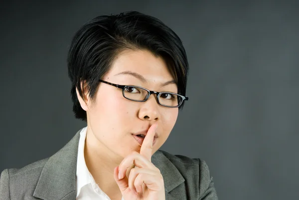 Vrouw vragen om stilte met vinger op lippen — Stockfoto