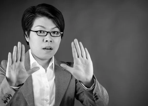 Vrouw stopbord gebaren met de handen — Stockfoto